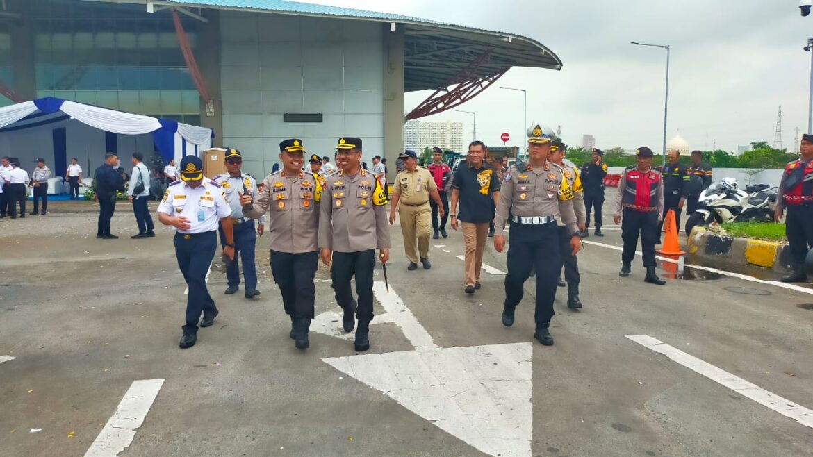 Lepas Mudik gratis di Terbus Pulogebang, Kapolres Metro Jakarta Timur dampingi Kementrian Perhubungan RI