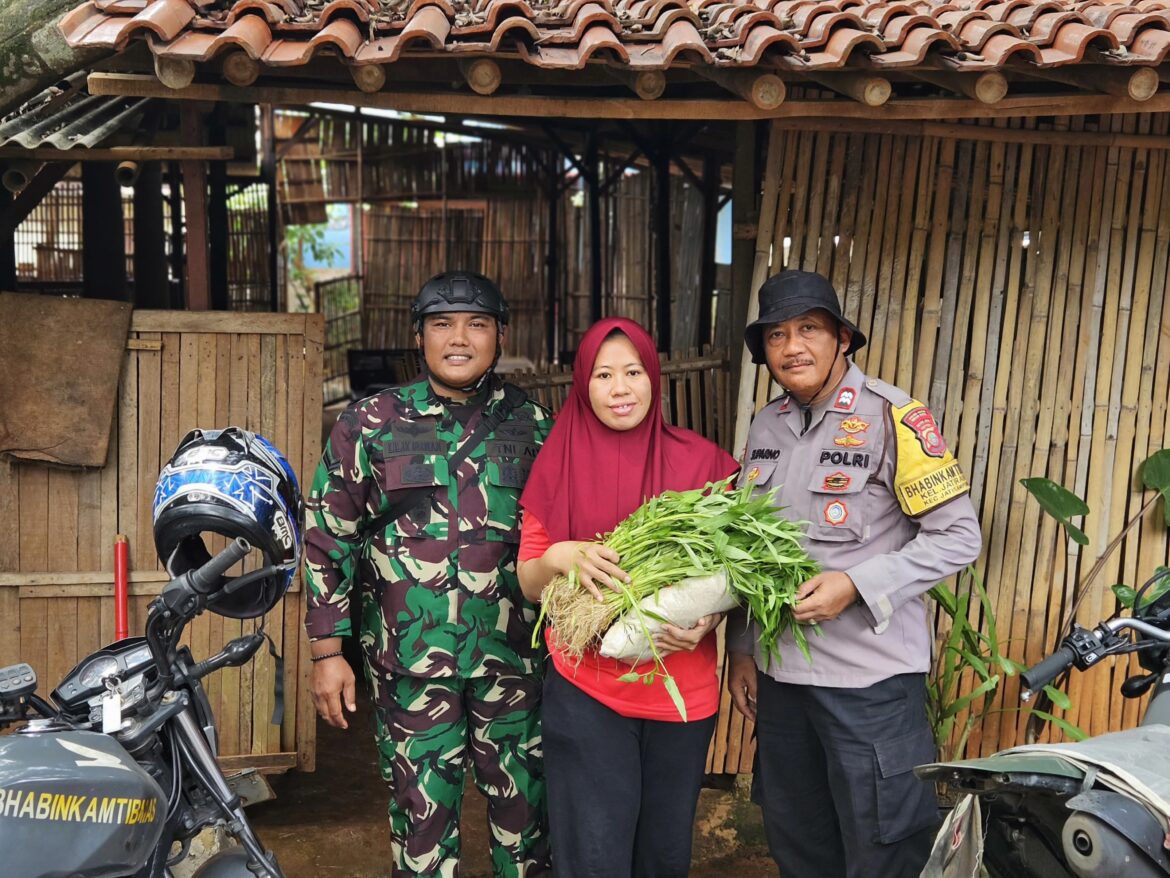 Doa Tulus dari Lansia untuk Pak Bhabin yang Berbagi Sembako