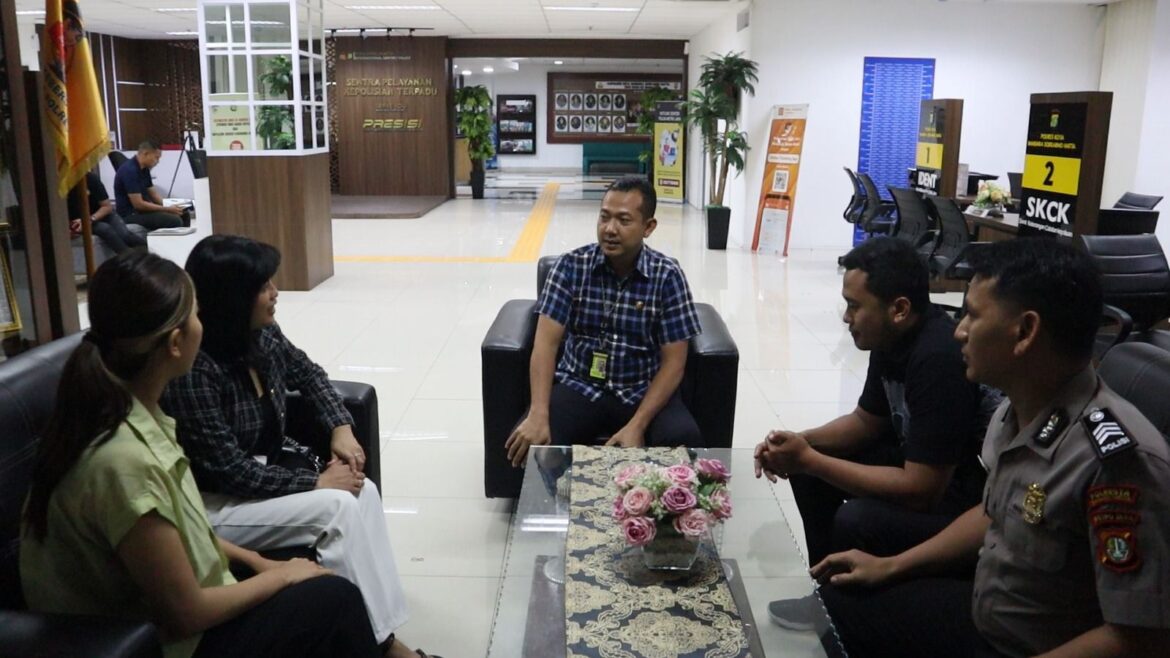 Bertindak Responsif, Polresta Bandara Bantu warga yang kehilangan barang saat pulang berlibur