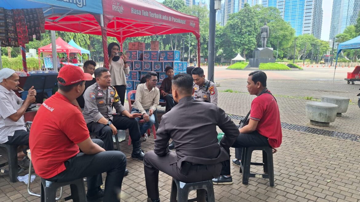 Kapolsubsektor Dan Bhabinkamtibmas Gelora Ajak Pedagang Kuliner Peran Aktif Menjaga Kamtibmas