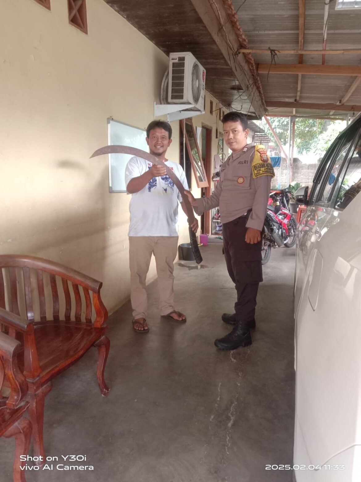 Warga Jatimurni Serahkan Senjata Tajam, Dukung Polisi Cegah Tawuran Remaja