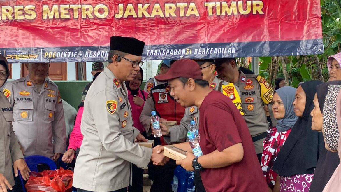 Polsek Kramatjati Bagikan Makanan dan Pakaian untuk Warga Terdampak Banjir
