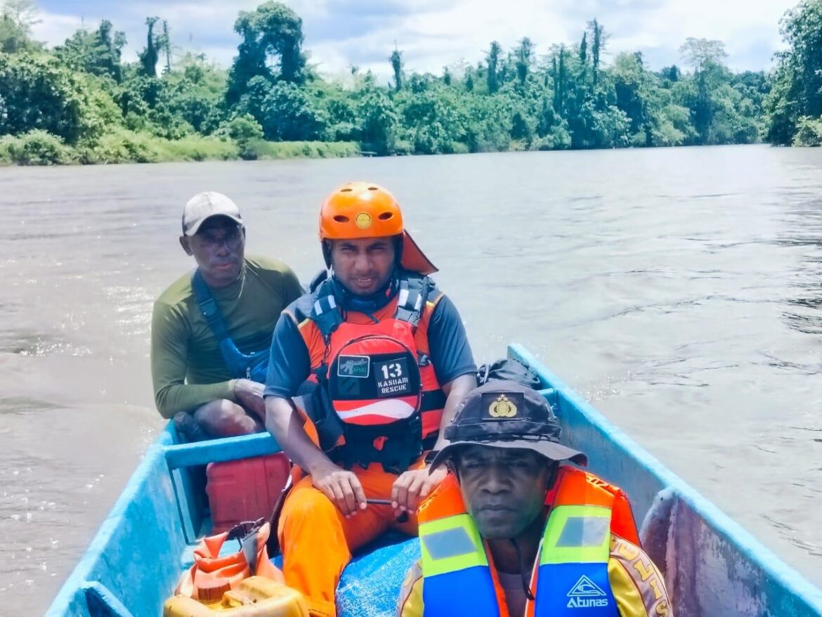 PENCARIAN IPTU TOMI SAMUEL MARBUN DI SUNGAI RAWARA HINGGA KAMPUNG YAKORA TELUK BINTUNI. POLRI, TNI DAN BASARNAS LAKSANAKAN GIAT BERSAMA