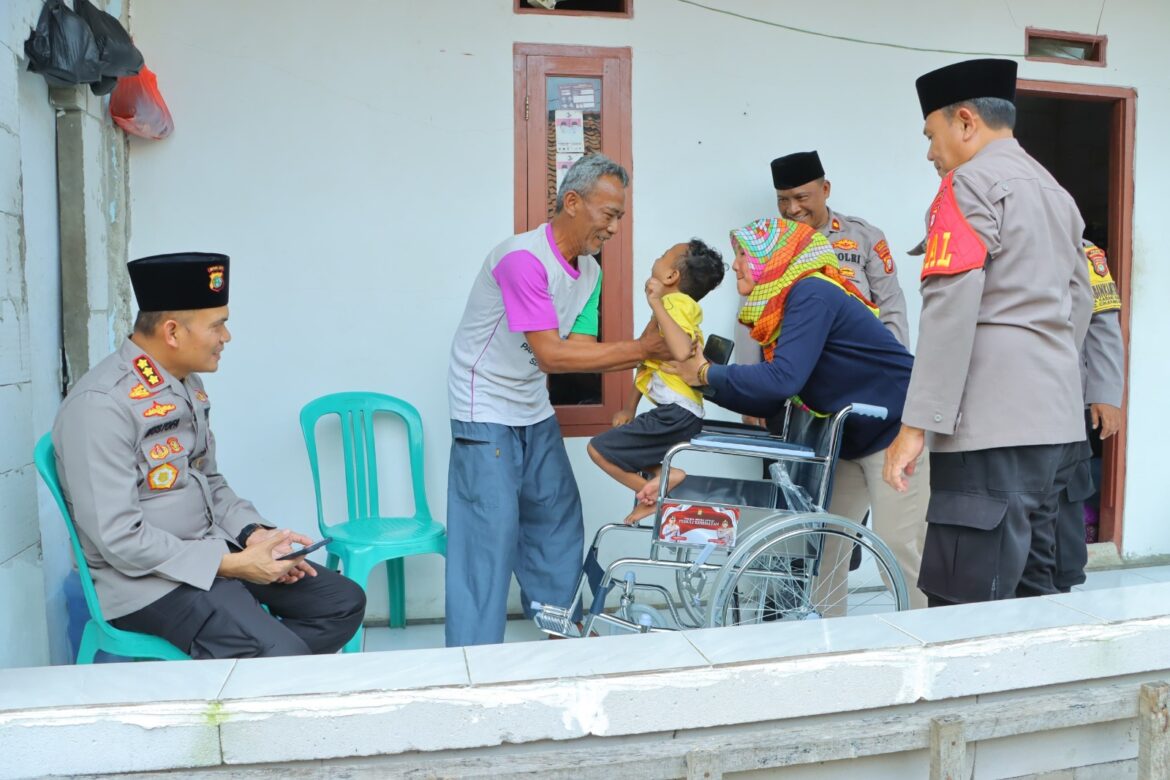 Polisi Beri Bantuan Kursi Roda bagi Lansia-Penderita Celebral Palsy di Bekasi