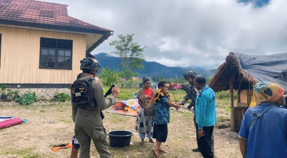 Ops Damai Cartenz-2025 Pererat Hubungan dengan Masyarakat Kampung Okpol Melalui Patroli Sambang