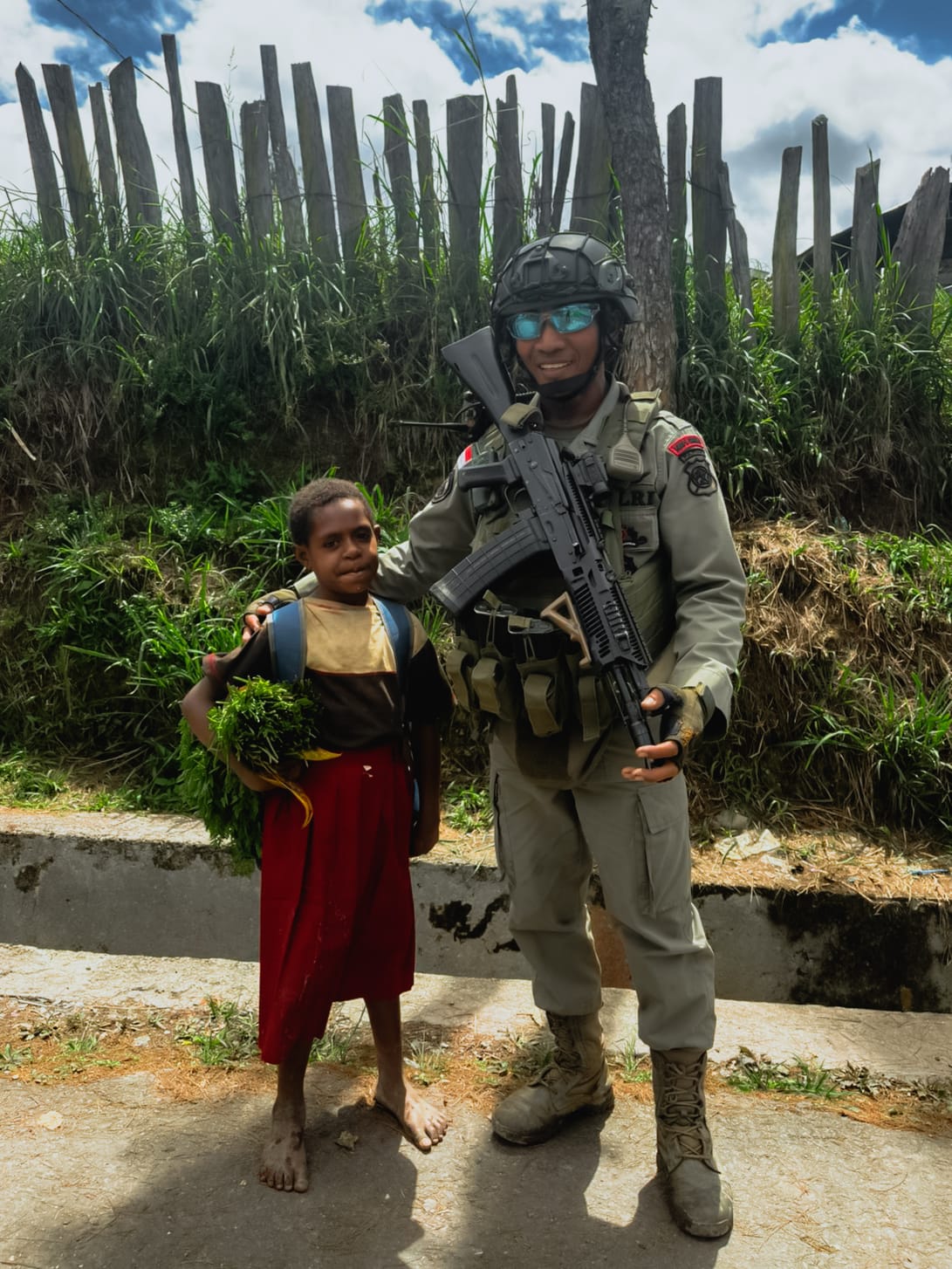 Satgas Damai Cartenz 2025 Sapa Mama Papua dan Anak-anak di Intan Jaya dalam Patroli Dialogis