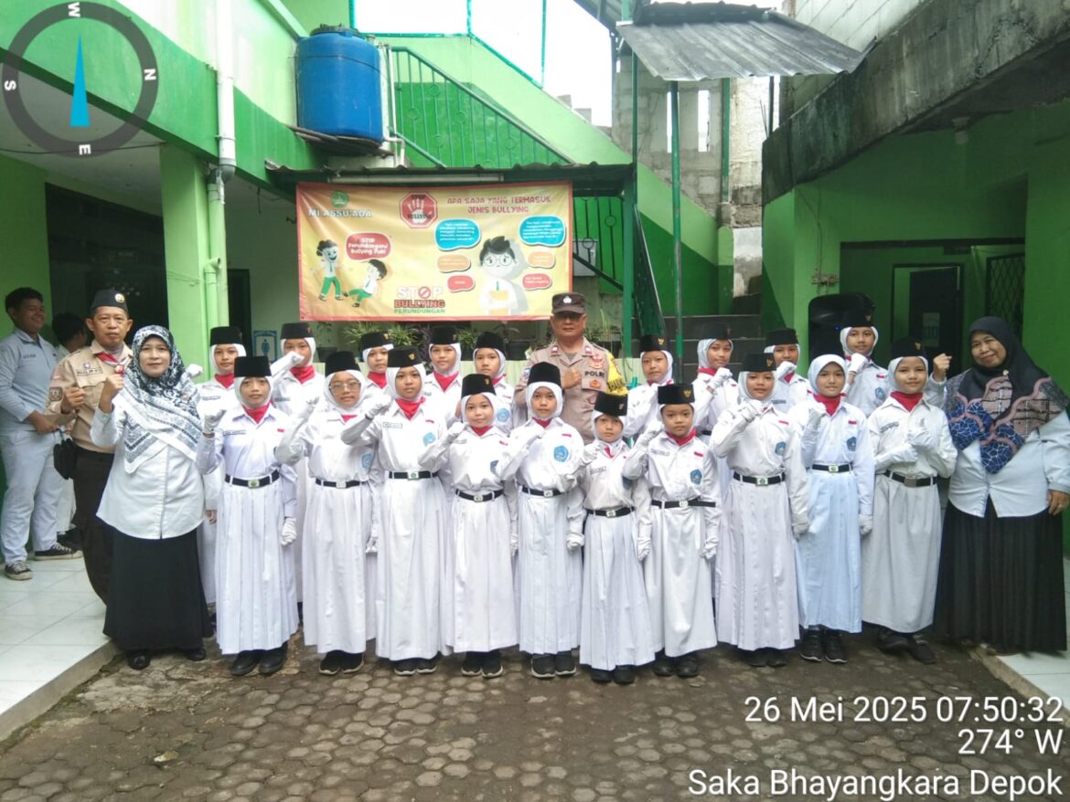 Bhabinkamtibmas Kelurahan Depok Menjadi Irup Upacara di MI Assaudah dalam Kegiatan “Police Go To School“
