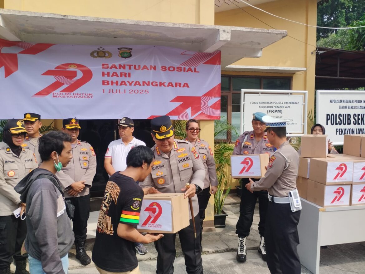 Sambut HUT Bhayangkara Ke-79 Polres Metro Bekasi Kota Gelar Bakti Kesehatan dan Bagikan Sembako
