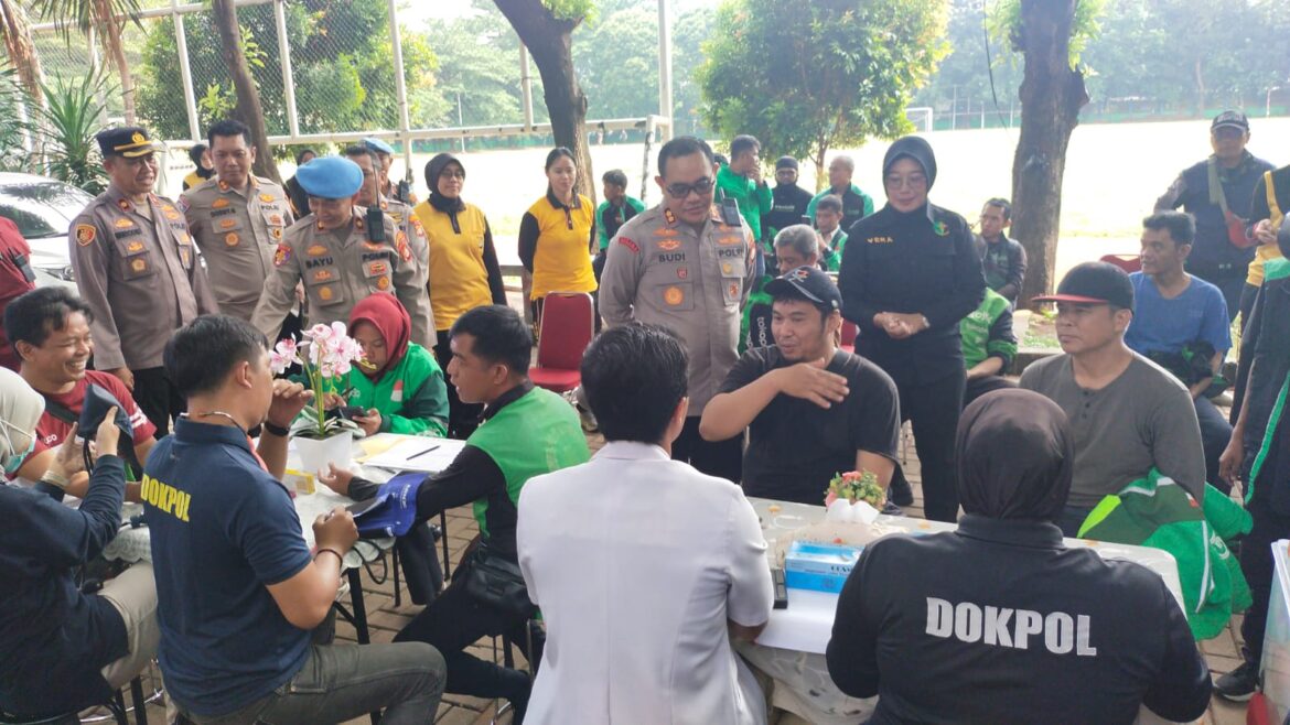 Kegiatan Baksos Pemeriksaan Kesehatan Gratis untuk Pengemudi Ojek Online Polres Metro Jakarta selatan