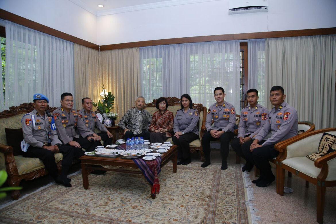 Anjangsana HUT Bhayangkara ke-79, Polri Kunjungi Mantan Kapolri Jenderal (Purn) Roesdihardjo