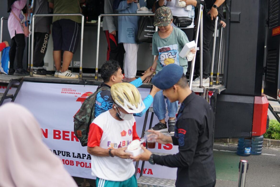 Brimob Polda Metro Jaya Hadirkan Kendaraan dapur lapangan di CFD Semarak Hari Bhayangkara ke-79.