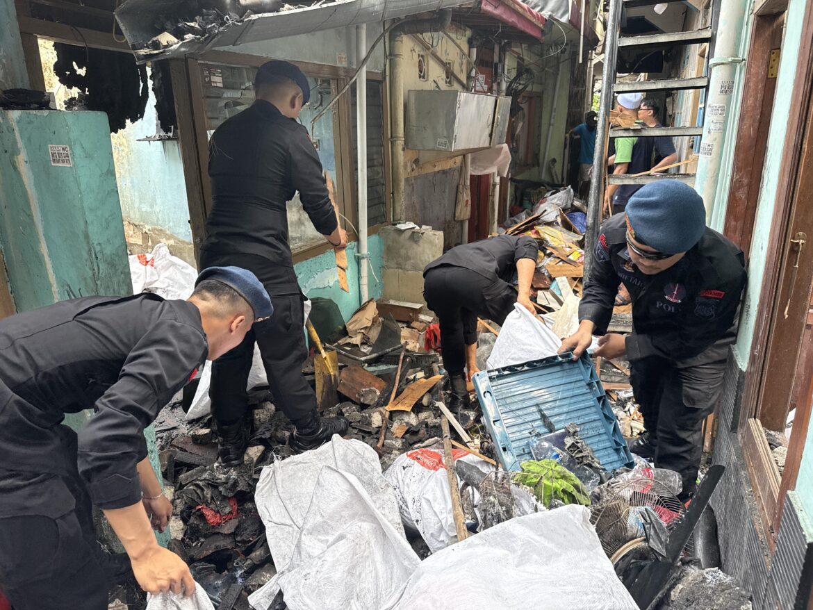 Brimob Polda Metro Jaya Bersama Warga Gelar Kerja Bakti Pasca Kebakaran di Kwitang