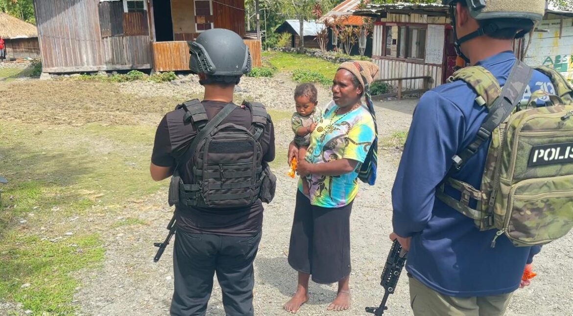 Satgas Humas Ops Damai Sambangi Warga & anak-anak di Distrik Kulirik, Puncak Jaya