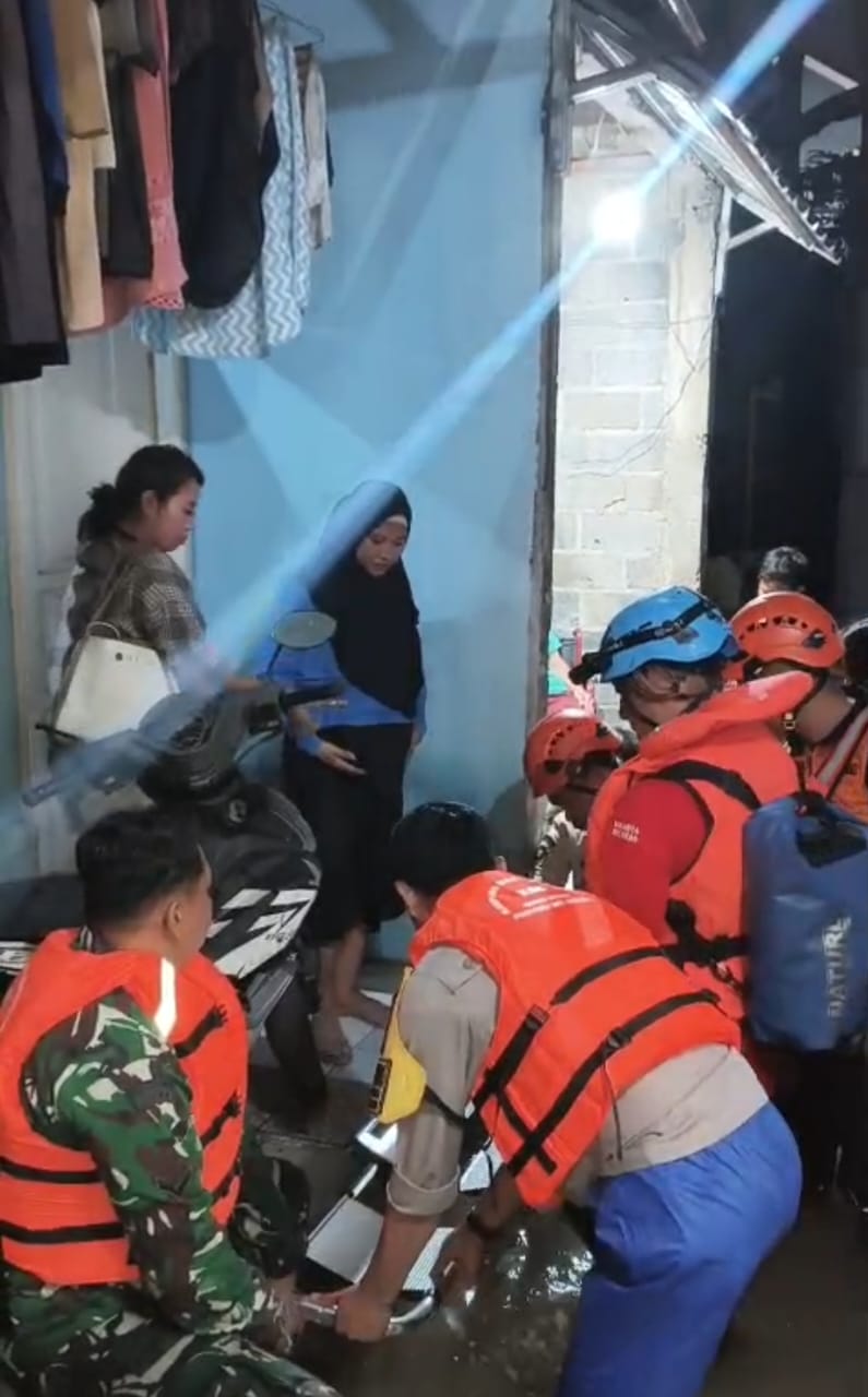 Aksi Kemanusiaan Bhabinkamtibmas Jati Padang: Evakuasi Dua Ibu Hamil Korban Banjir di Tengah Malam
