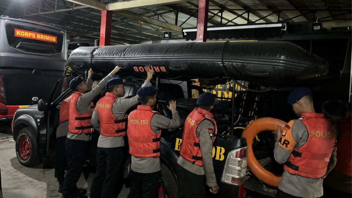 Brimob Polda Metro Jaya Laksanakan Patroli SAR di Wilayah Tangsel, Bantu Warga Terdampak Genangan Air.