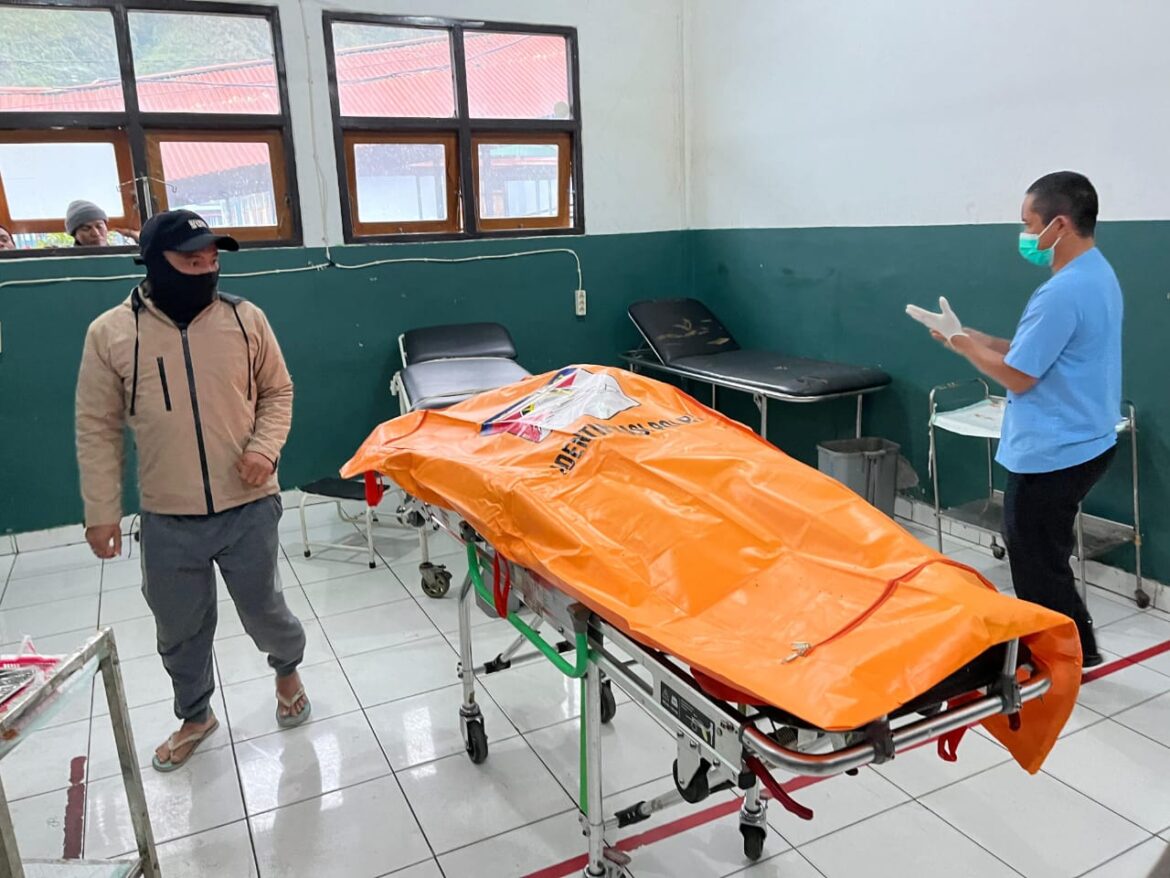 Respons Cepat Satgas Ops Damai Cartenz Bersama TNI Evakuasi Jenazah Tukang Ojek Korban Pembacokan OTK di Puncak Jaya