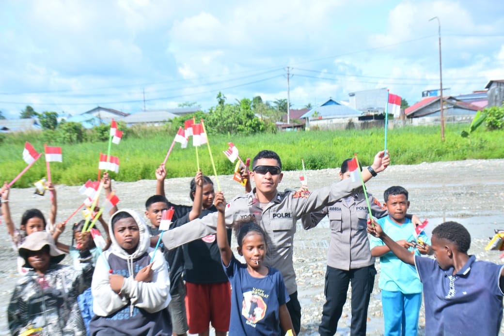 Simbol Damai dan Kasih Sayang, Satgas Ops Damai Cartenz Bermain Bersama Anak-anak Mimika