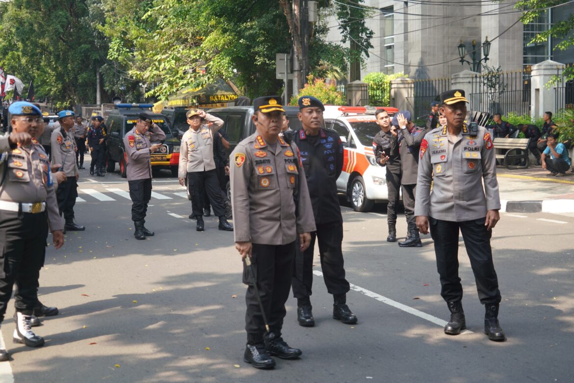 Brimob Polda Metro Jaya Amankan Sidang Putusan Terdakwa Hasto Kristiyanto di PN Jakarta Pusat.