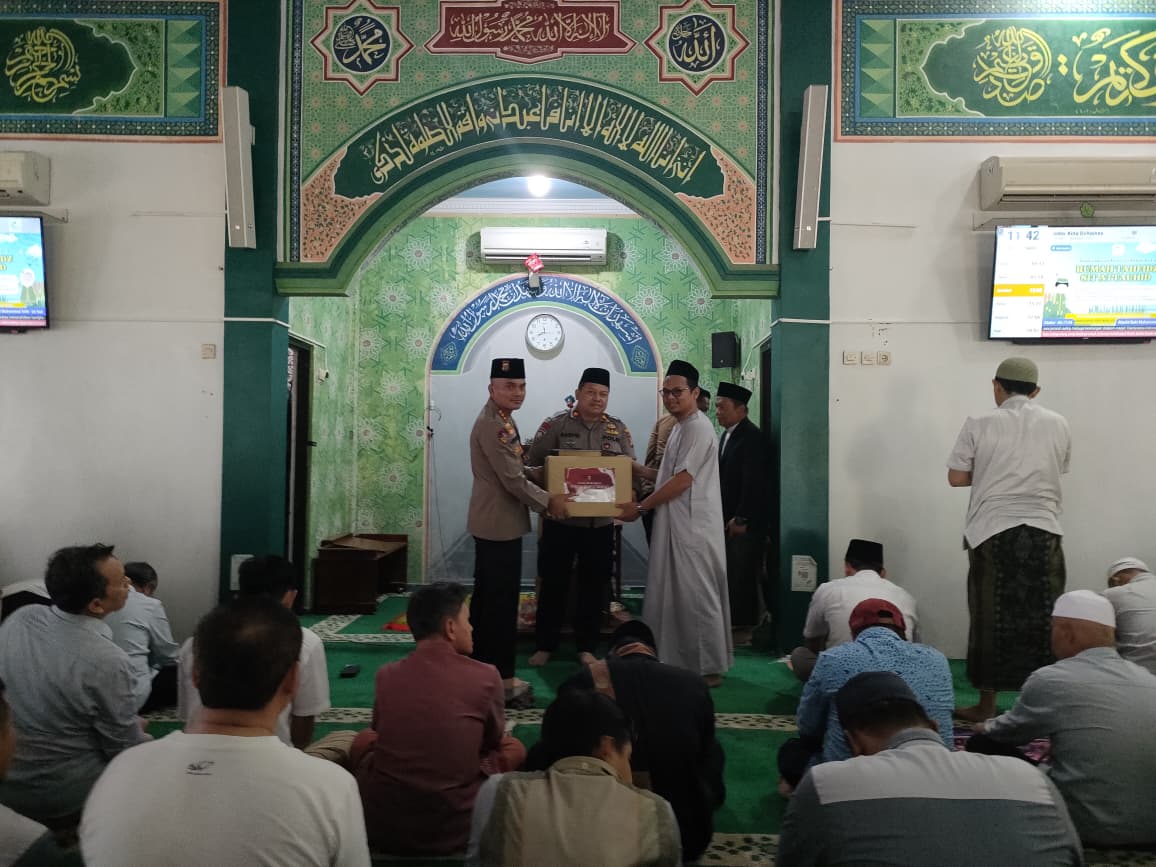 Kapolres Metro Bekasi Salurkan 25 Mushaf Al-Qur’an di Masjid Raya At-Tauhid