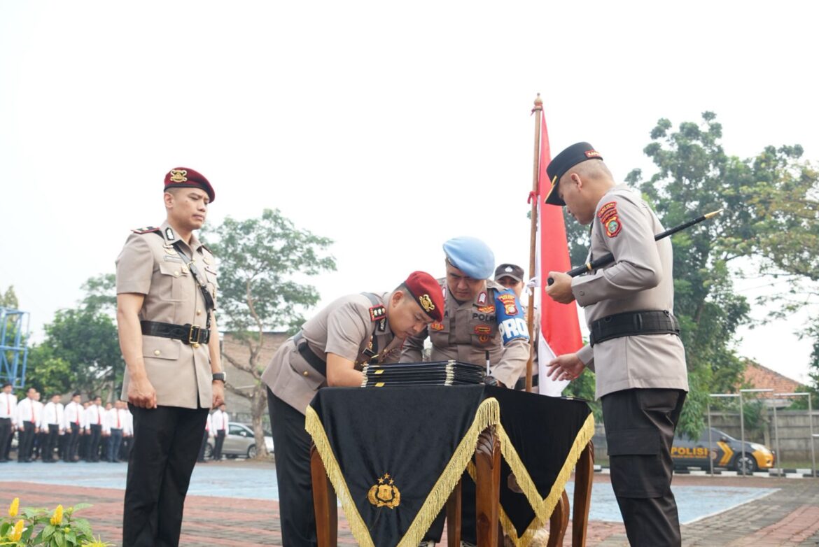 Kapolres Metro Bekasi Pimpin Sertijab, Pengukuhan, dan Kenal Pamit Pejabat Baru di Gedung Promoter