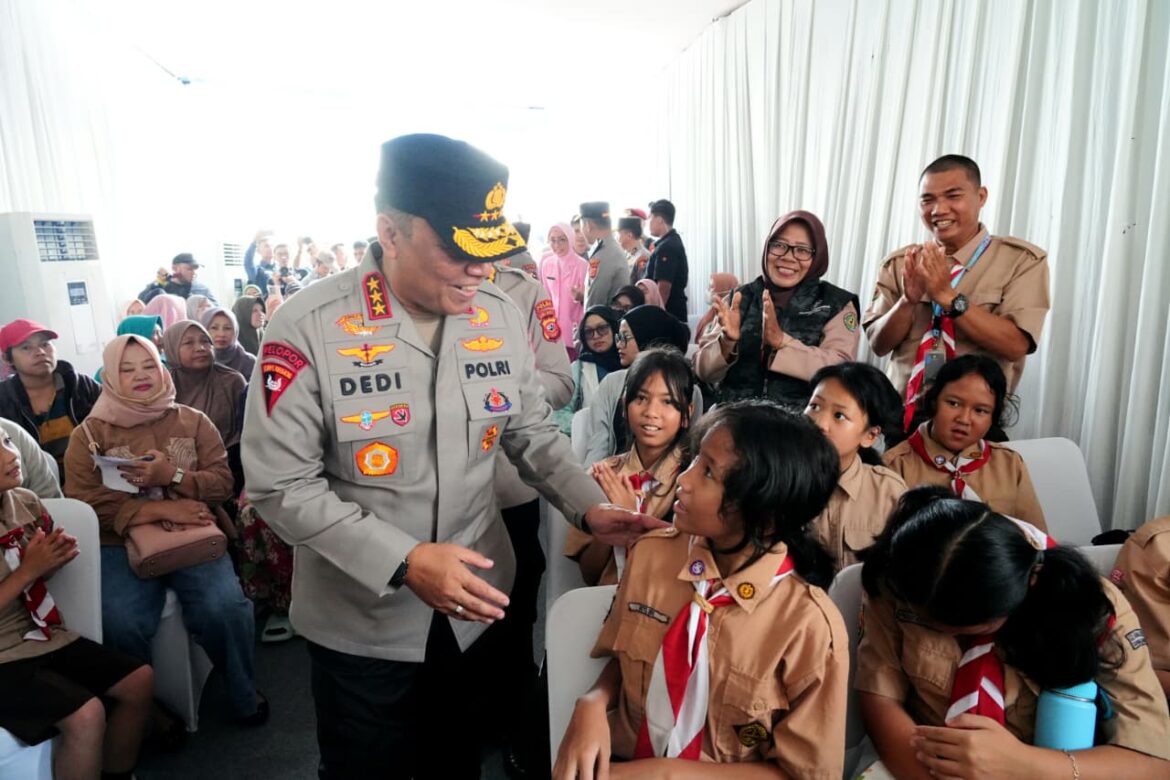 Wakapolri Sapa Warga Gunung Sindur dalam Bakti Sosial Sekolah Kemala Taruna Bhayangkara