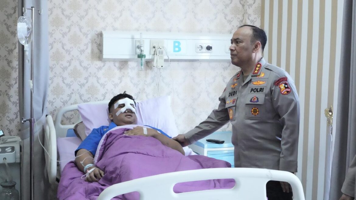 Wakapolri Tinjau Pasien Korban Unjuk Rasa di RS Bhayangkara Pusdokkes Polri