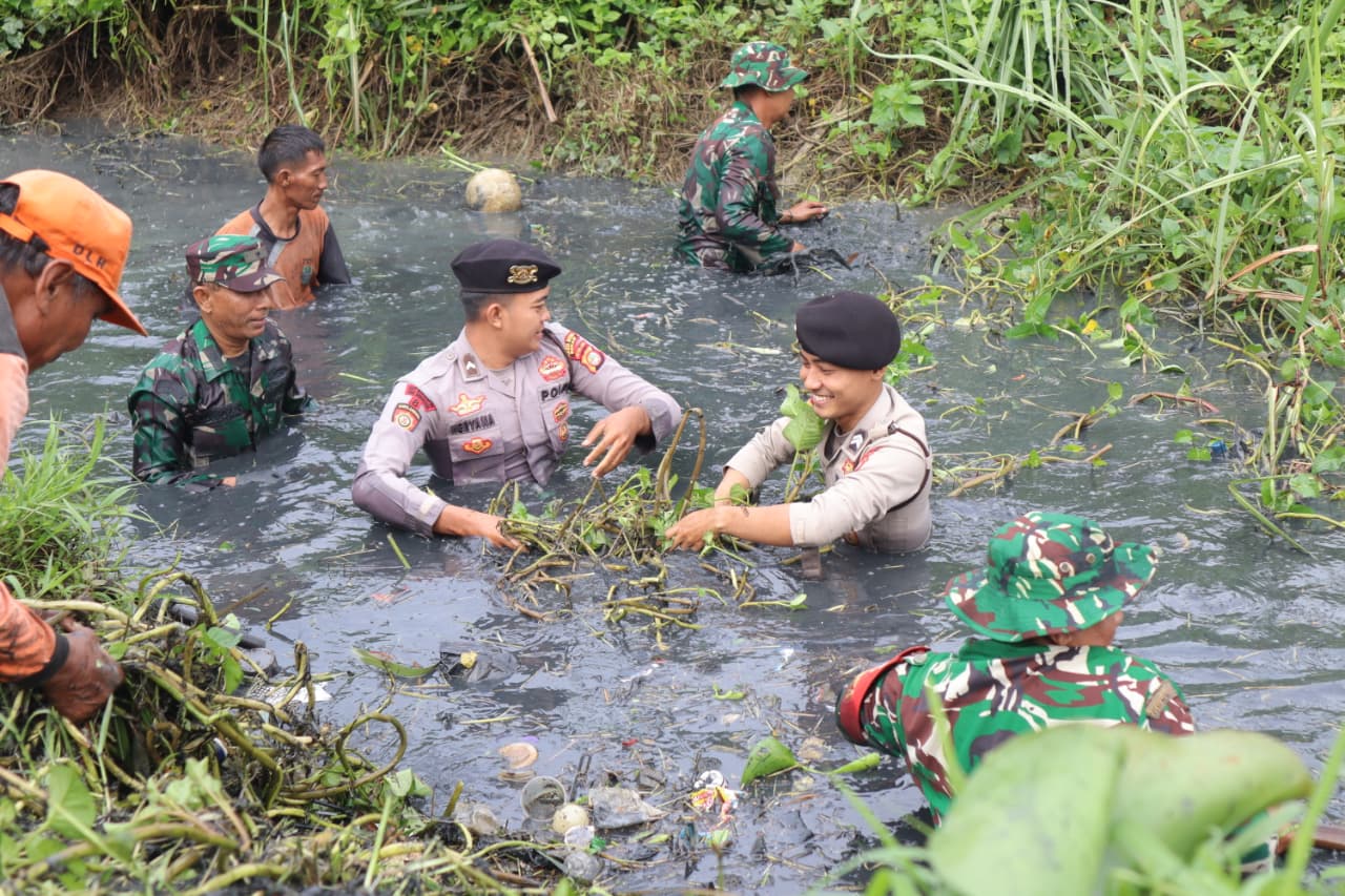 TNI-Polri Bersama Warga, Kerja Bakti Serentak di 17 Kecamatan Bekasi