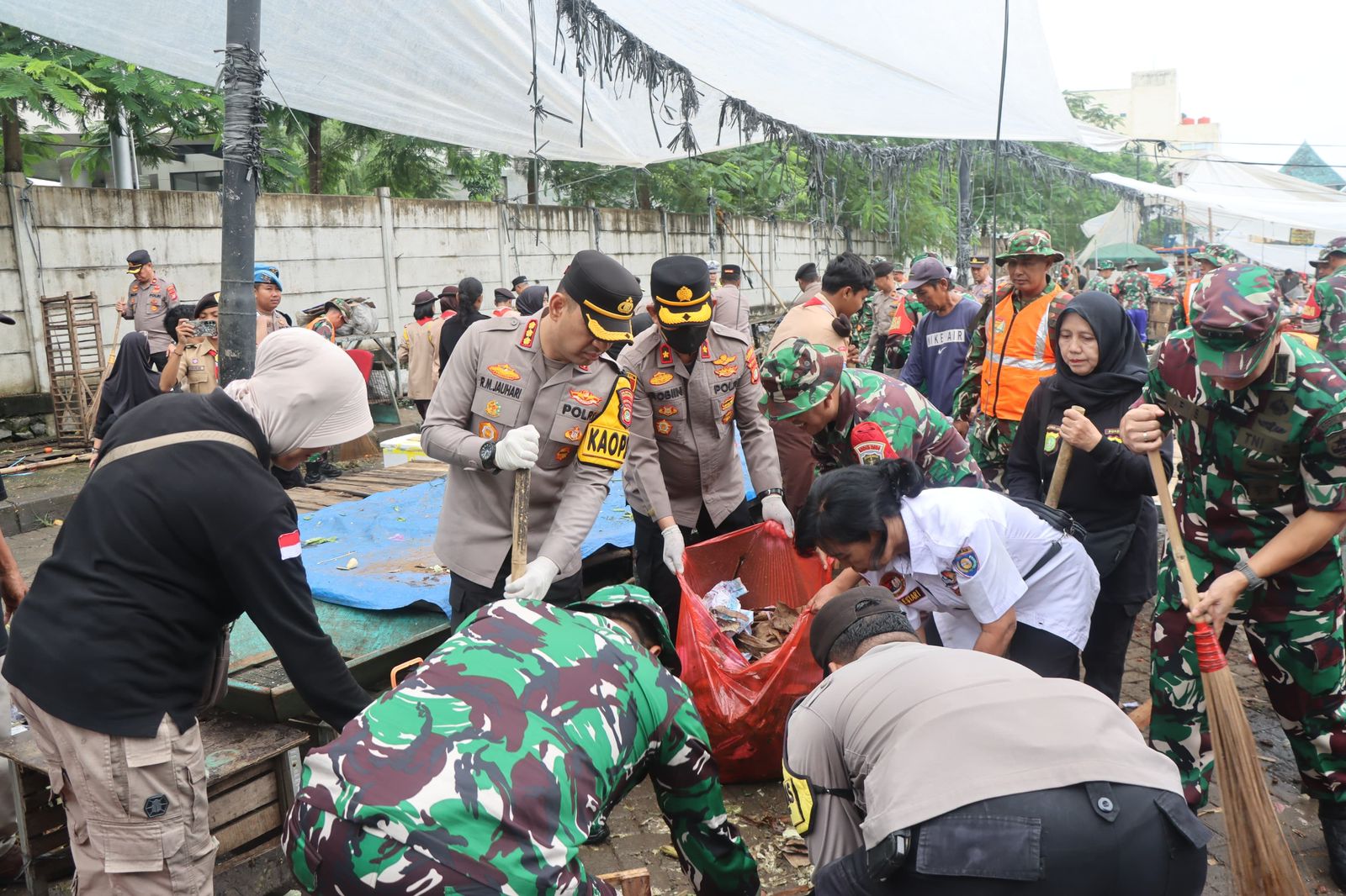 Kebersamaan di Pasar Babakan: TNI-Polri dan Warga Kompak Bersih-bersih Lingkungan