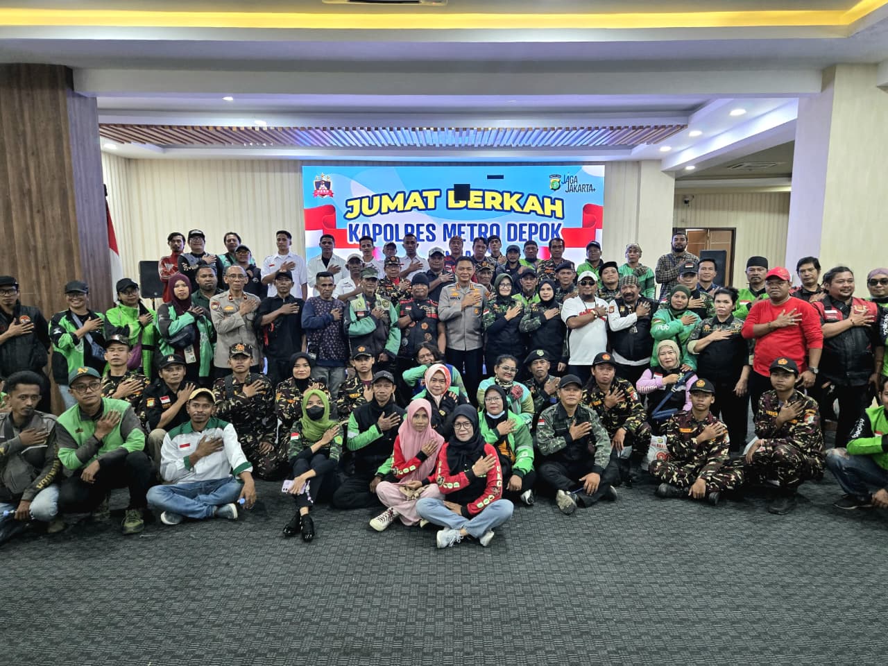 Perkuat Silaturahmi, Kapolres Metro Depok Bagikan Sembako ke Komunitas Ojol Lewat ‘Jumat Berkah Sabuk Kamtibmas