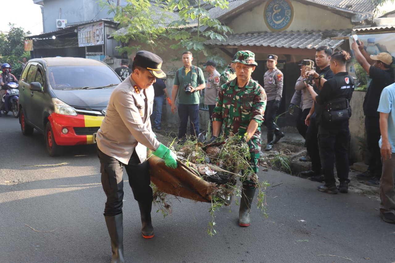 Kapolres Metro Depok Bersama Forkopimda Gelar Aksi Bersih-Bersih Sambut HUT Bhayangkara ke-80 dan Dukung Gerakan Depok Asri