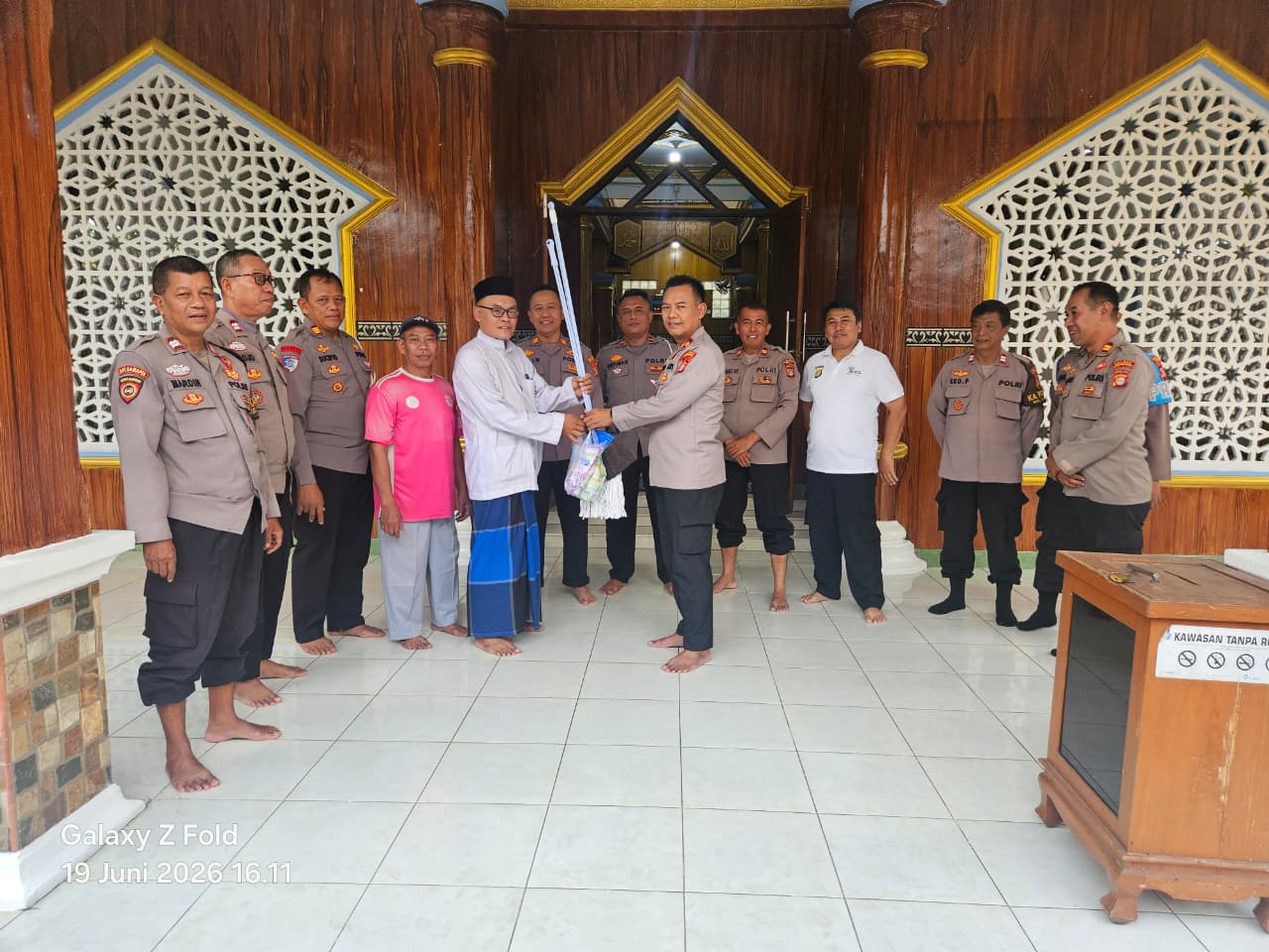 Bhakti Religi Polsek Cimanggis, Bersih Bersih di Masjid Al Fatah Sambut HUT Bhayangkara ke-80