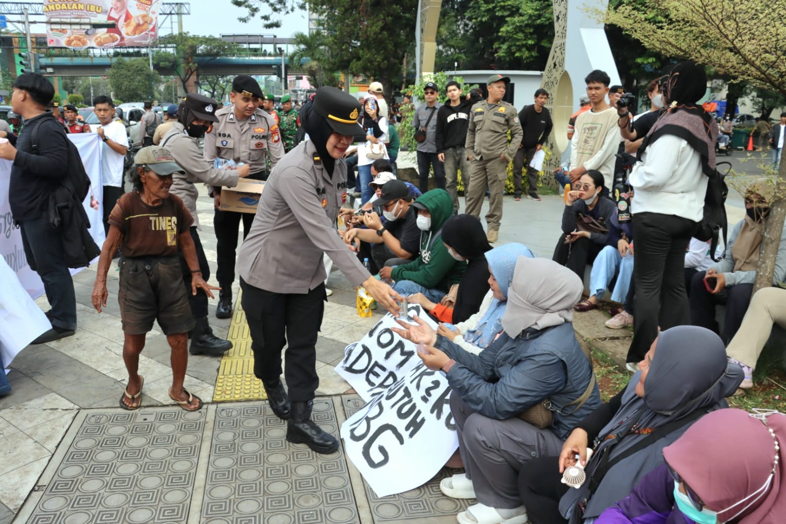 Polwan Polres Metro Depok Tunjukkan Aksi Humanis, Bagikan Air Mineral kepada Peserta Aksi di Depok Open Space