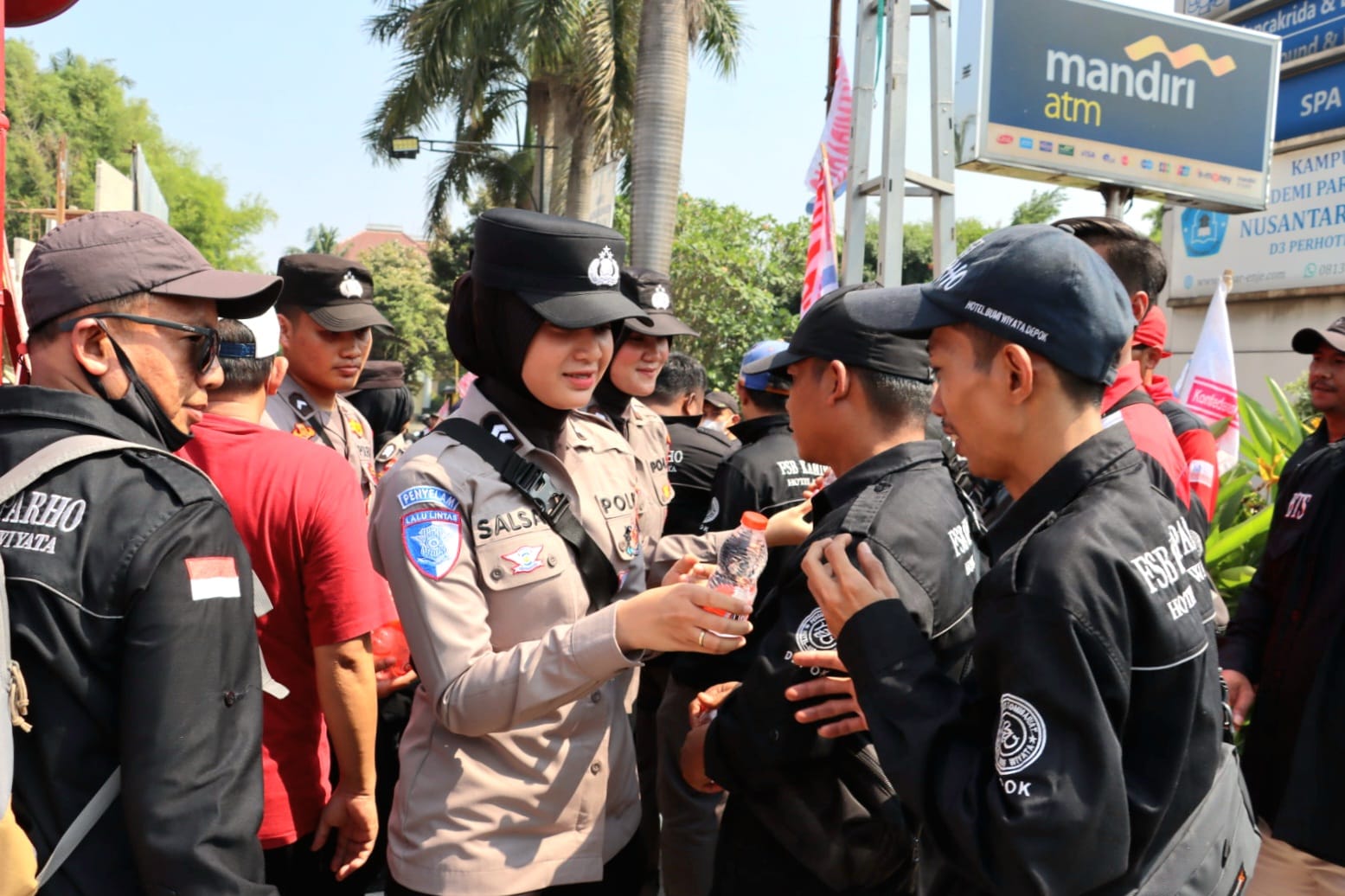 Kapolres Metro Depok Pimpin Pengamanan Aksi Unjuk Rasa Karyawan Hotel Bumi Wiyata, Polwan Bagikan Air Mineral kepada Massa Aksi