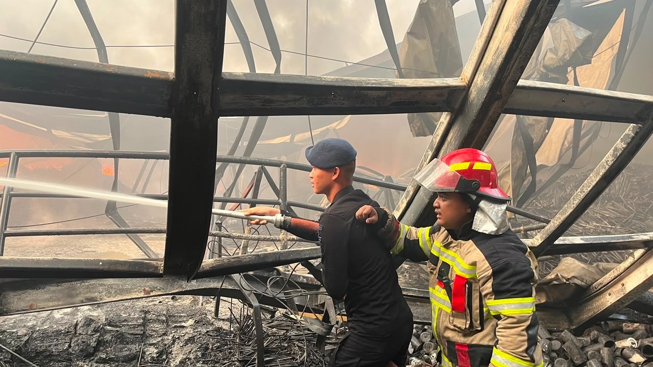 Brimob Polda Metro Jaya Bantu Padamkan Kebakaran Gudang di Kosambi