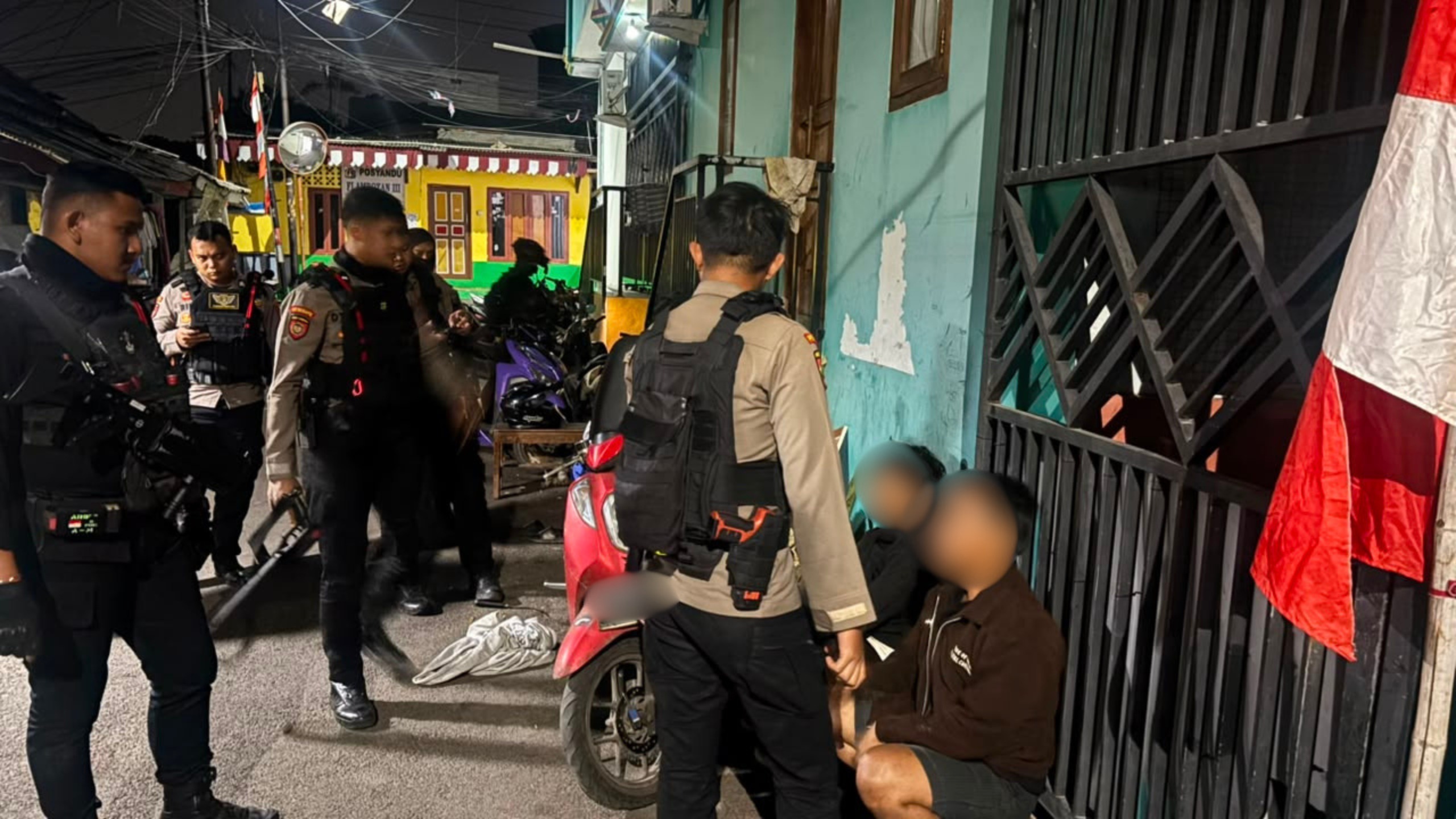 Brimob Polda Metro Jaya Amankan 2 Pemuda Diduga Hendak Tawuran di Lubang Buaya, Celurit Disita