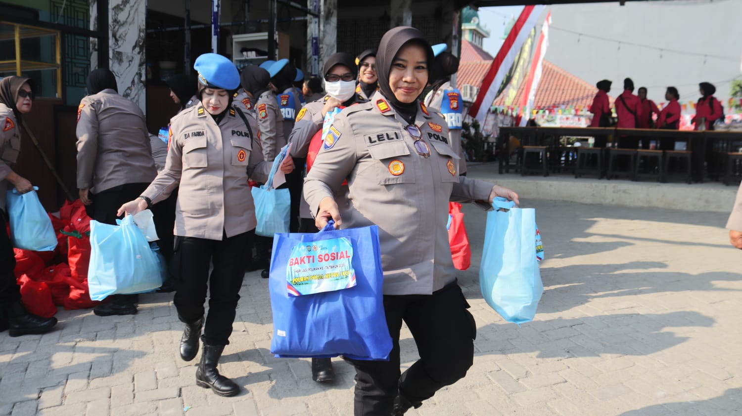 Sambut Hari Jadi ke-78, Polwan Bantu Korban Kebakaran Muara Angke