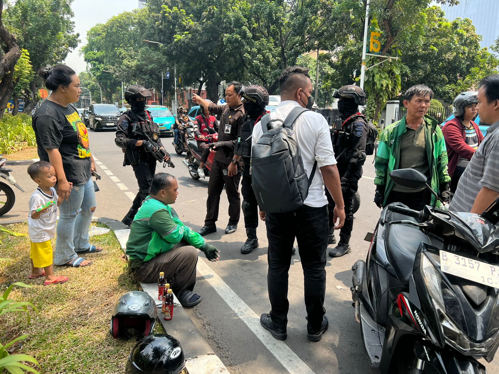 Brimob Polda Metro Jaya Patroli Cipta Kondisi, Bantu Pengemudi Ojol Kecelakaan di Kebun Sirih